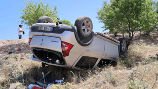 Elazığ’da otomobil şarampole yuvarlandı: 4 yaralandı