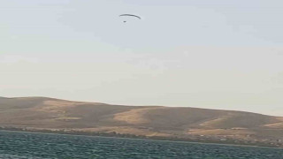 Elazığ’da yamaç paraşütü yapan şahıs, ani rüzgar nedeni ile sürüklenerek göle düştü