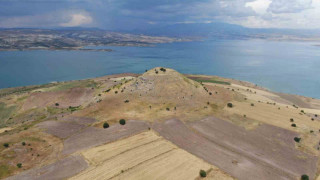 Elazığ’daki höyük manzarası ile dikkat çekiyor