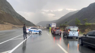 Erzincan - Sivas kara yolu heyelan nedeniyle ulaşıma kapandı