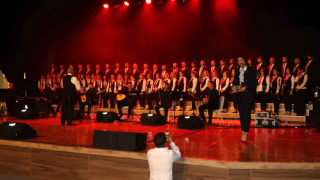 Erzincan’da farklı meslek gruplarından insanların bir araya geldiği “Kardeşlik Korosu” ilk konserini verdi