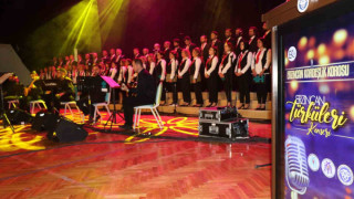 Erzincan’da farklı meslek gruplarından insanların bir araya geldiği “Kardeşlik Korosu” ilk konserini verdi