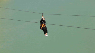 Fırat Nehri’nin muhteşem manzarası eşliğinde yapılan zipline ve tekne turu turistlerin vazgeçilmezi