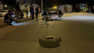 Kaldırıma çarpan otomobilin tekeri koptu, takla atıp ters yöne uçtu