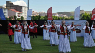 Kars’ta halk oyunları rüzgarı esti