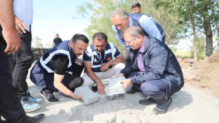 Kars’ta köy yollarına parke kilitli taş döşeniyor