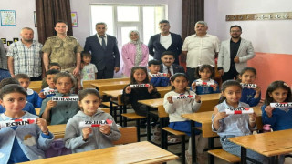 Kaymakam Bulut öğrencilere karnelerini dağıttı