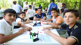 Kırsaldaki öğrenciler teleskopla güneşi gözlemledi, motor pervaneli maket uçak üretti