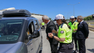 Muş Valisi Çakır, trafik uygulama noktalarında görev yapan ekipleri ziyaret etti