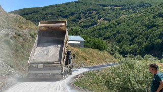 Muş’ta etkili olan sıcaklar asfaltı eritti