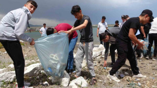 Öğrenci ve öğretmenler Van Gölü sahilini temizledi