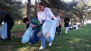 Öğrenciler bir günde kampüste 10 römork çöp topladı