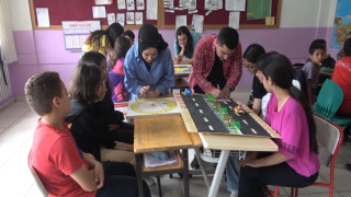 Öğretmen adayları, tasarladıkları ahşap materyallerle matematiği eğlenceli hale getirecek