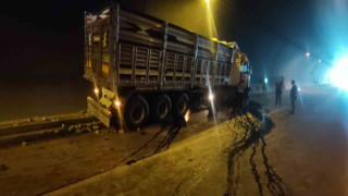 Tırla traktör tünelde çarpıştı