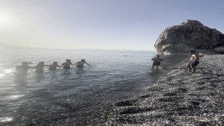 Van Gölü’nde halaylı sezon açılışı