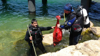 Van Gölü’ne dalış yapan dalgıçlar 10 dakikada çok miktarda çöp çıkardı