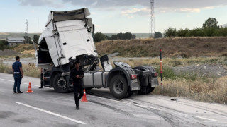 Ahlat’ta tırlar çarpıştı: 2 yaralı