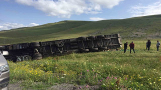 Ardahan’da tır devrildi: 1 yaralı