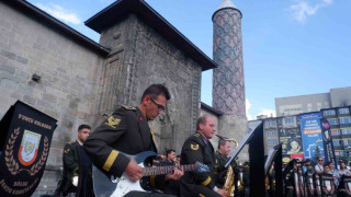 Askeri bando Erzurum’da coşturdu