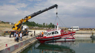 Av sezonu için bakımları yapılan tekneler Van Gölü’ne indirildi