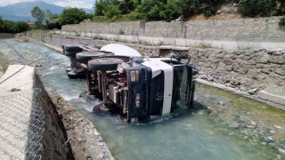 Beton mikseri su kanalına düştü