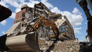 Elazığ’da ağır hasarlı yapıların yıkımları sürüyor