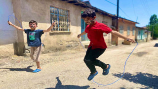 Elazığ’da çocuklar sokak oyunları ile keyifli anlar yaşadı