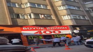 Elazığ’da korku dolu anlar: Küçük çocuk cama çıkınca vatandaşlar aşağıda çarşaf açtı