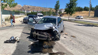 Elazığ’da otomobil aydınlatma direğine çarptı: 1 yaralı