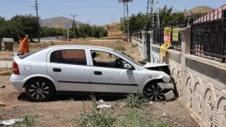 Elazığ’da otomobil bahçe duvarına çarptı: 5 yaralı