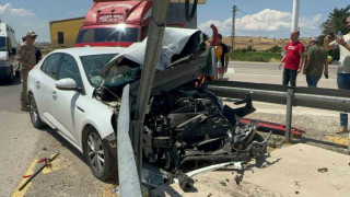 Elazığ’da otomobil bariyerlere saplandı: 4 yaralı