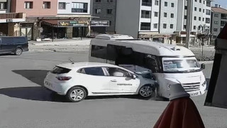 Elazığ’da otomobil ile minibüsün çarpışma anı kameralara yansıdı