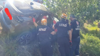 Erzincan’da araç içerisinde sıkışan yaralı sürücü AFAD ekiplerince kurtarıldı