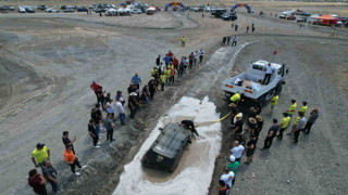 Erzincan’da off-road yarışmasında pilotlar çamura saplandı