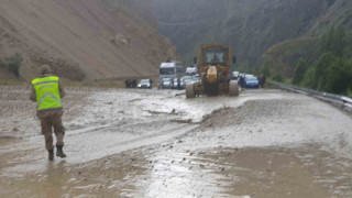 Erzurum-Artvin yolunda heyelan