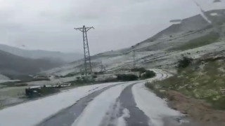 Erzurum’da dolu köyleri beyaza bürüdü