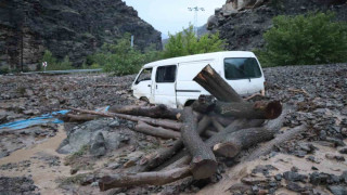 Erzurum’da sel bir mahalleyi yıktı geçti