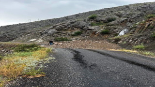 Erzurum’da sel nedeniyle yol çöktü