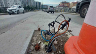 Erzurum’da yol ortasındaki açık elektrik kabloları büyük tehlike oluşturuyor