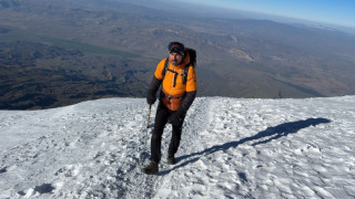 Gönül verdiği takımının bayrağını Ağrı Dağı’nın zirvesinde açtı