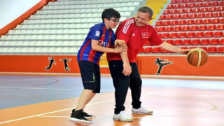 Kars Valisi Polat, gençlerle buluştu, voleybol oynadı