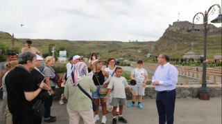 Kars Valisi turistlere rehberlik yaptı