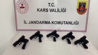 Kars’ta bir otobüste 5 silah ele geçirildi