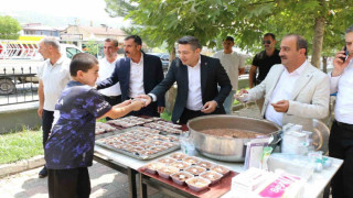 Kaymakam Özçelik, Muharrem ayı dolayısıyla vatandaşlara aşure dağıttı