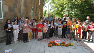 Mahalle muhtarından Kur’an kursu öğrencilerine oyuncak sürprizi