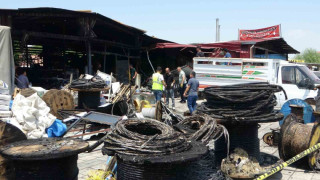 Malatya’da yangının vurduğu esnaf geriye kalan sağlam mallarını kurtarmaya çalışıyor