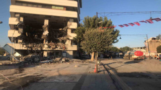 Malatya’da yıkımı yapılan bina saniyeler içinde yerle bir oldu