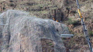 Olur-Artvin yolunda kayalıklara çelik tel