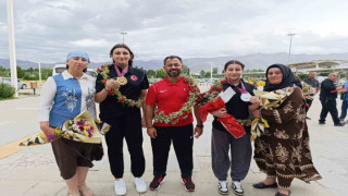 Şampiyon güreşçiler havalimanında coşkuyla karşılandı