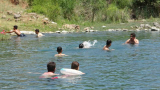 Sıcaktan bunalanlar doğal kaynak suyunda hem serinliyor hem de yüzmeyi öğreniyor